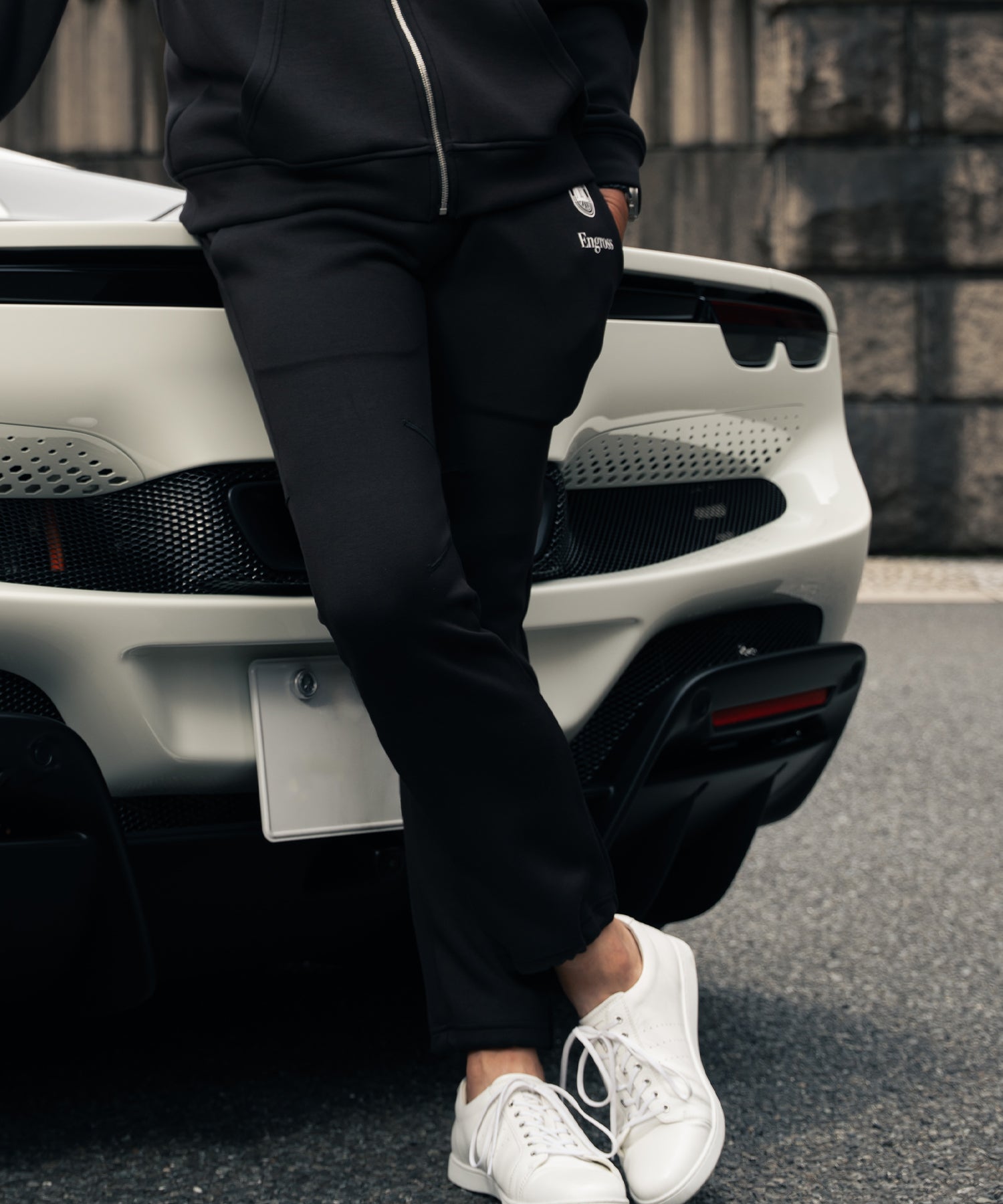 アスレジャーブランド Engross（エングロス）のMidweight Long Pants（ミッドウェイトロングパンツ）ブラック モデル着用イメージ