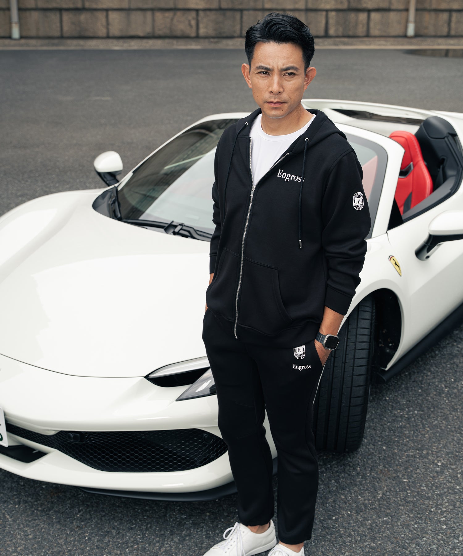 アスレジャーブランド Engross（エングロス）のMidweight Long Pants（ミッドウェイトロングパンツ）ブラック モデル着用イメージ