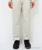 アスレジャーブランド Engross（エングロス）のMidweight Long Pants（ミッドウェイトロングパンツ）グレー モデル着用イメージ