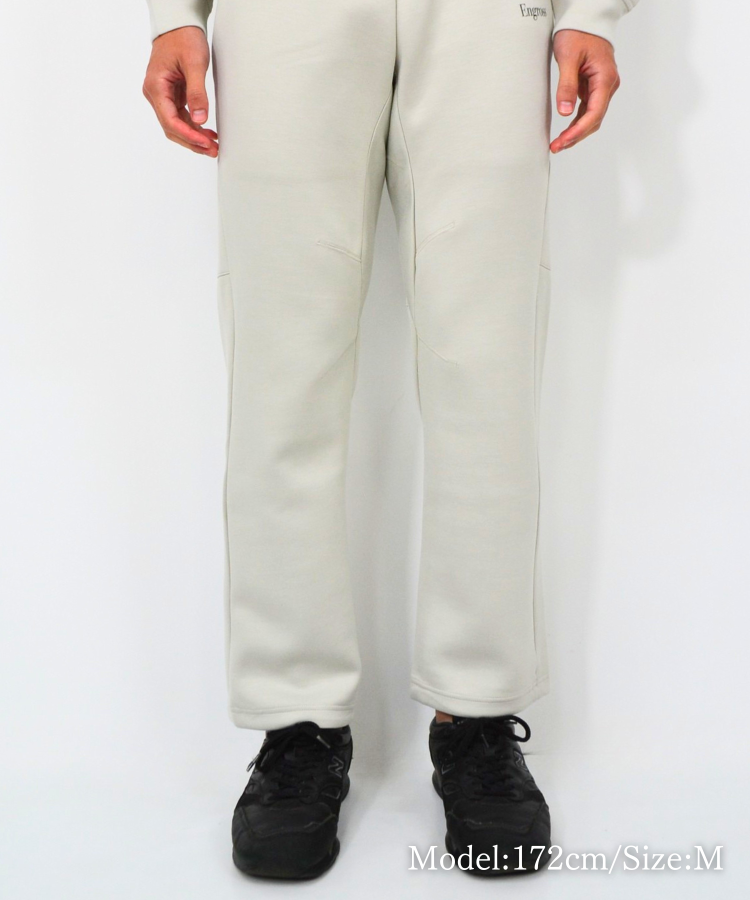 アスレジャーブランド Engross（エングロス）のMidweight Long Pants（ミッドウェイトロングパンツ）グレー モデル着用イメージ
