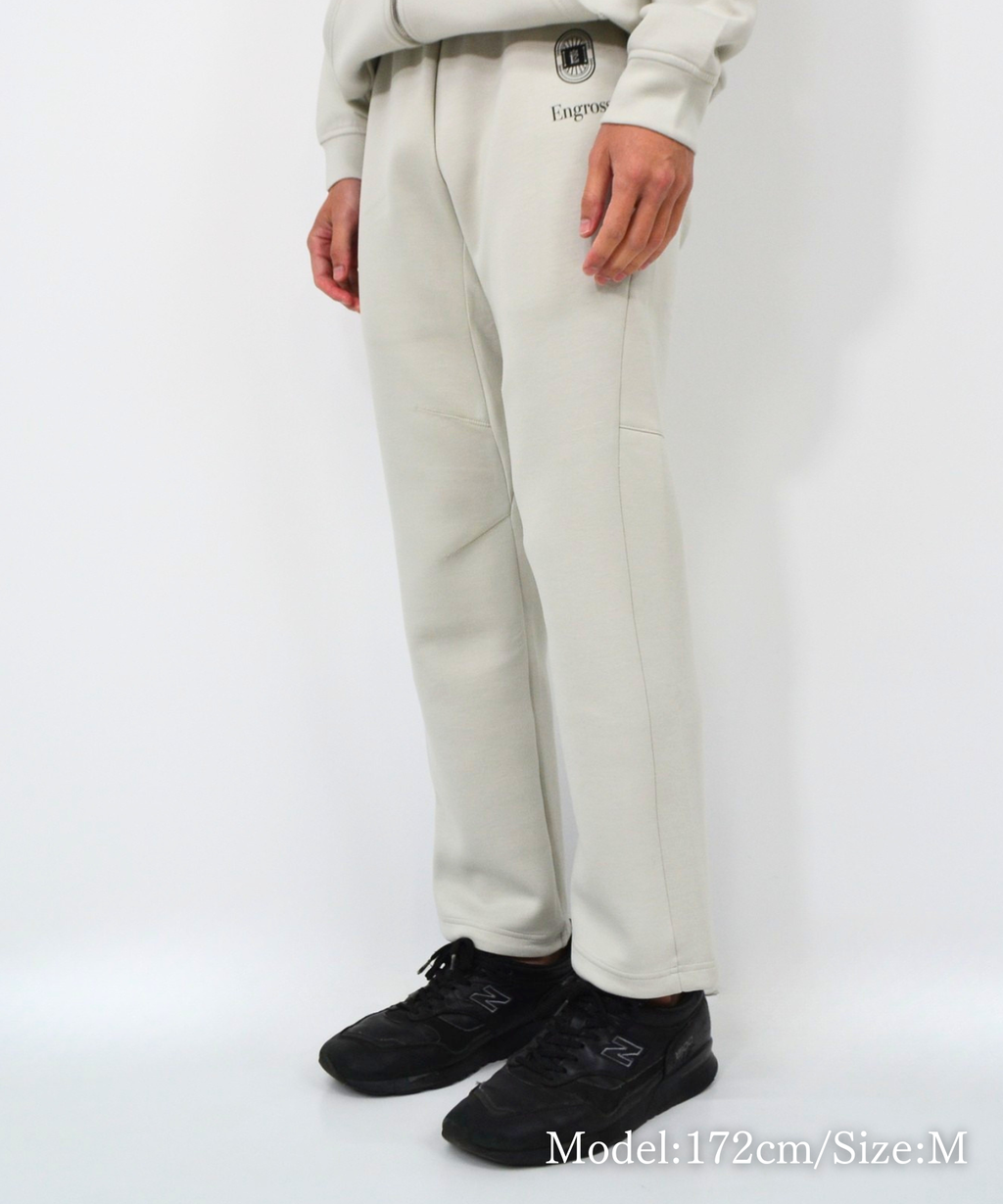 アスレジャーブランド Engross（エングロス）のMidweight Long Pants（ミッドウェイトロングパンツ）グレー モデル着用イメージ