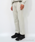 アスレジャーブランド Engross（エングロス）のMidweight Long Pants（ミッドウェイトロングパンツ）グレー モデル着用イメージ