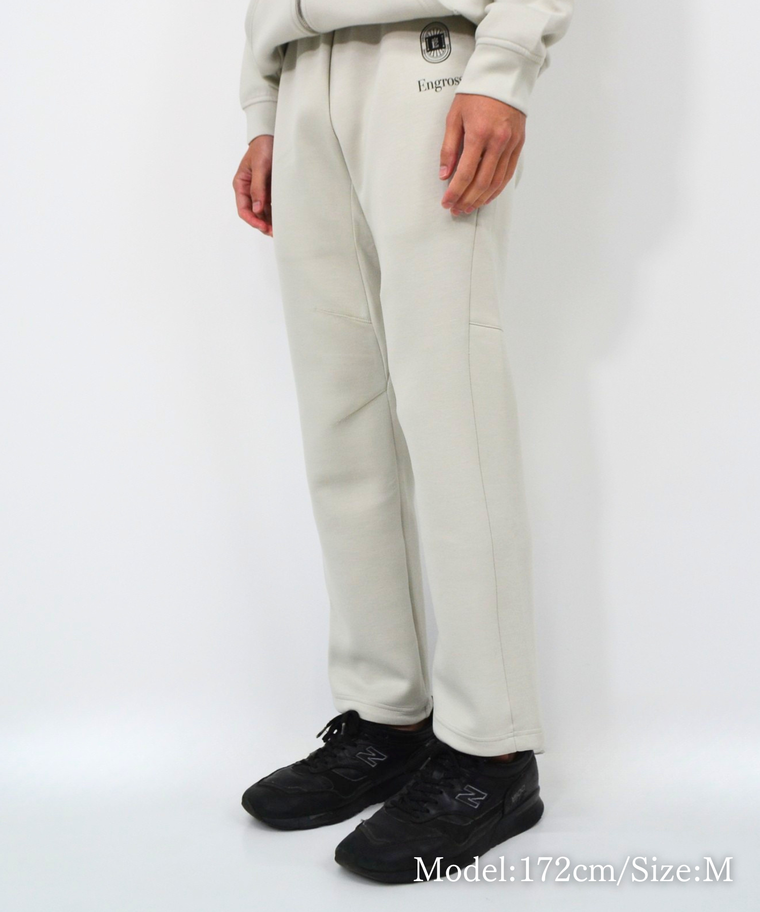 アスレジャーブランド Engross（エングロス）のMidweight Long Pants（ミッドウェイトロングパンツ）グレー モデル着用イメージ