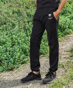 アスレジャーブランド Engross（エングロス）のLightweight Long Pants（ライトウェイトロングパンツ）ブラック モデル着用イメージ
