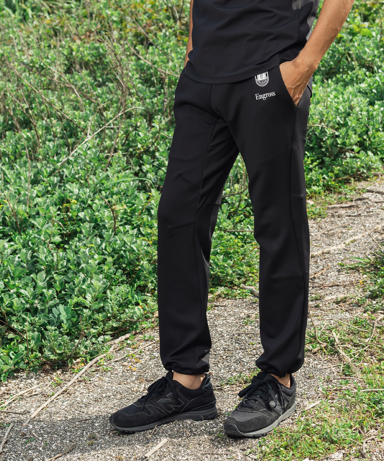 アスレジャーブランド Engross（エングロス）のLightweight Long Pants（ライトウェイトロングパンツ）ブラック モデル着用イメージ