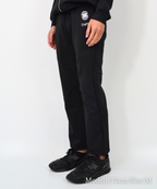 アスレジャーブランド Engross（エングロス）のLightweight Long Pants（ライトウェイトロングパンツ）ブラック モデル着用イメージ
