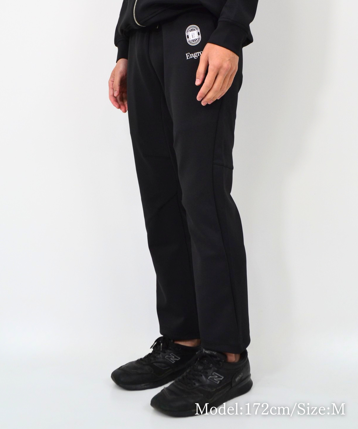 アスレジャーブランド Engross（エングロス）のLightweight Long Pants（ライトウェイトロングパンツ）ブラック モデル着用イメージ