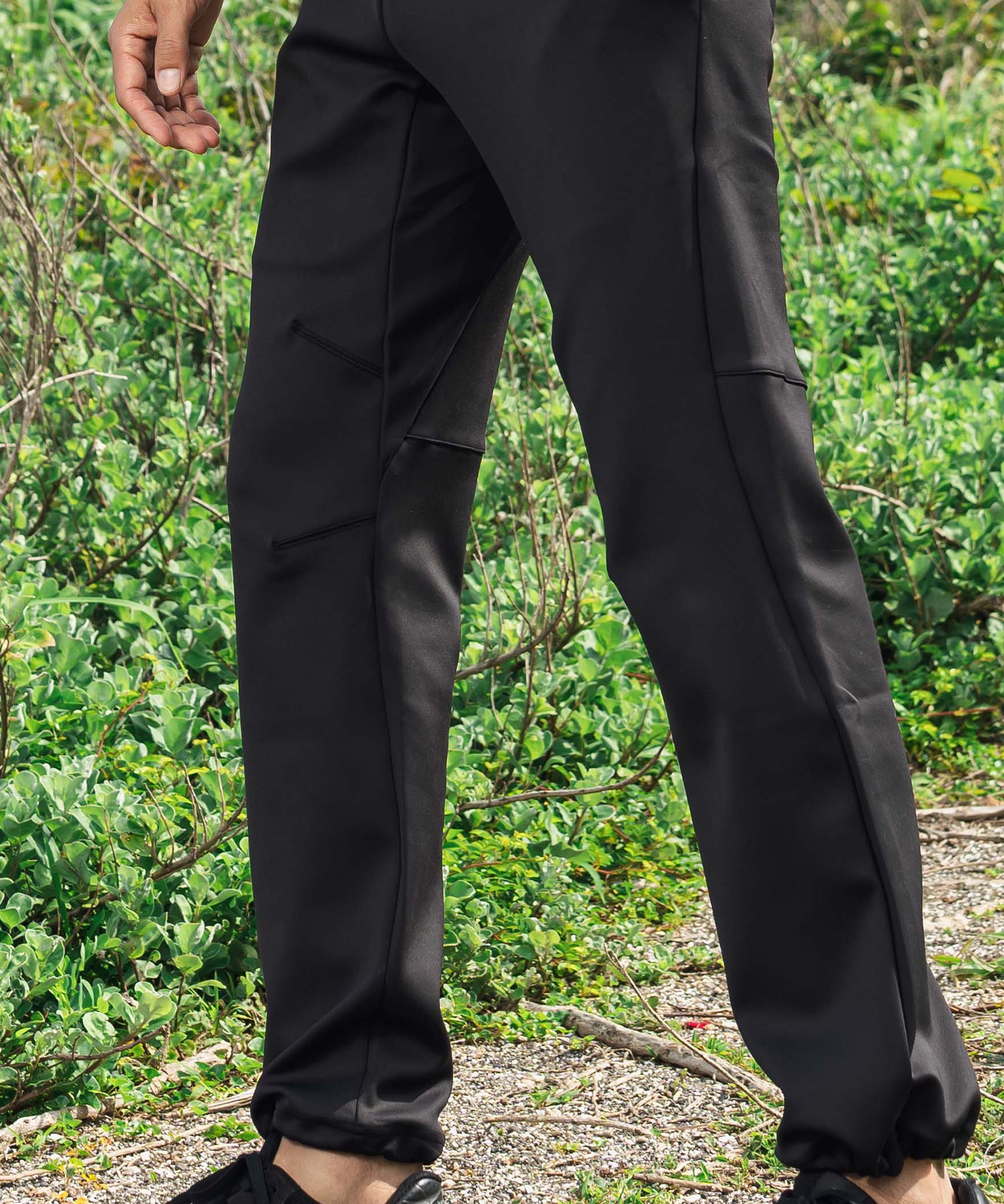 アスレジャーブランド Engross（エングロス）のLightweight Long Pants（ライトウェイトロングパンツ）ブラック モデル着用イメージ