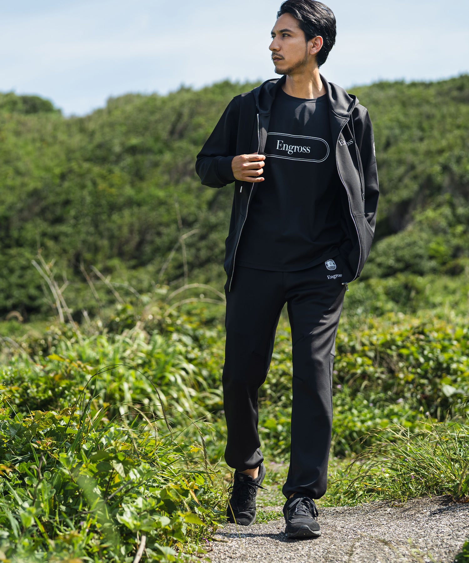 アスレジャーブランド Engross（エングロス）のLightweight Long Pants（ライトウェイトロングパンツ）ブラック モデル着用イメージ