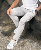 アスレジャーブランド Engross（エングロス）のLightweight Long Pants（ライトウェイトロングパンツ）グレー モデル着用イメージ