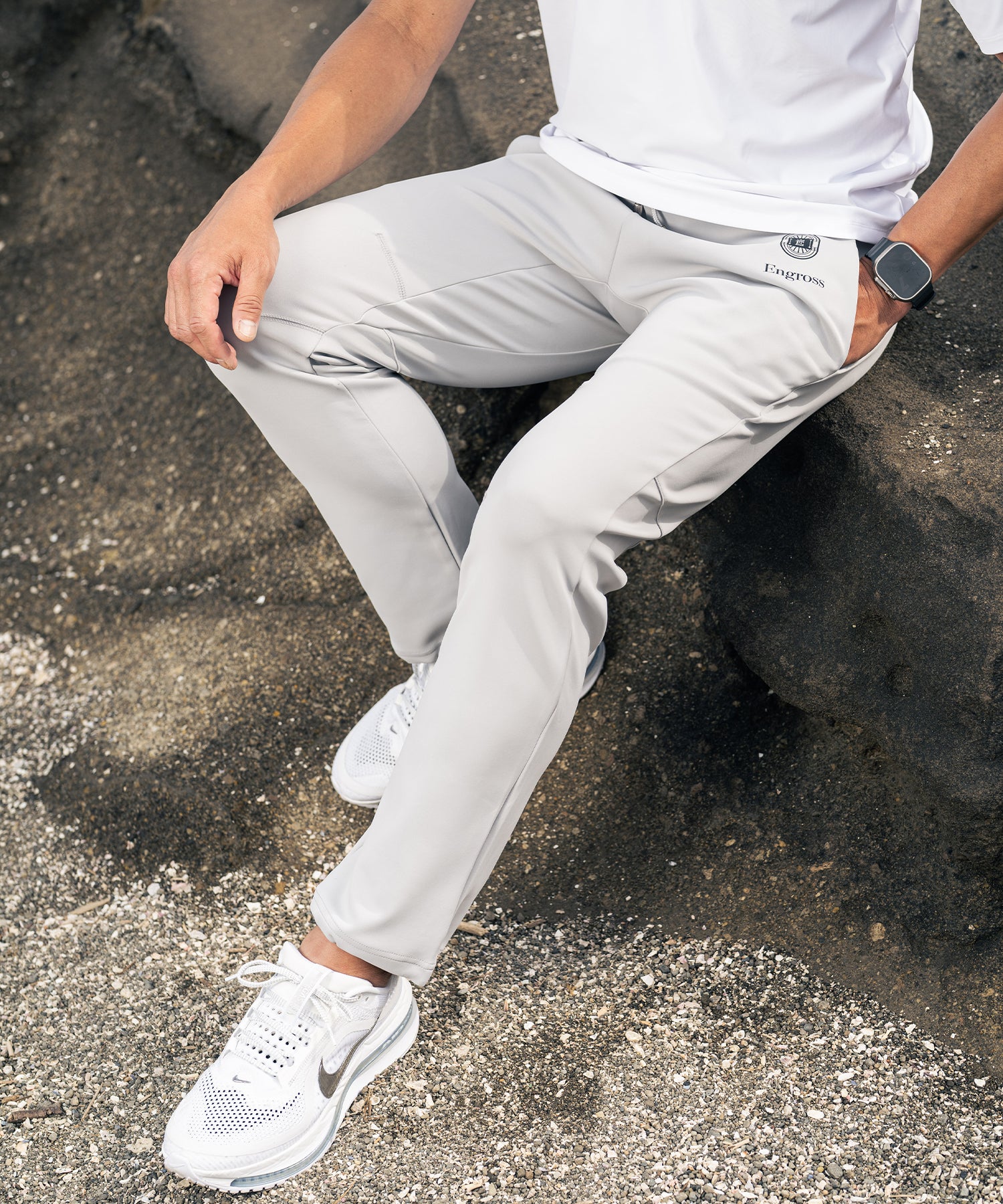 アスレジャーブランド Engross（エングロス）のLightweight Long Pants（ライトウェイトロングパンツ）グレー モデル着用イメージ