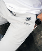 アスレジャーブランド Engross（エングロス）のLightweight Long Pants（ライトウェイトロングパンツ）グレー モデル着用イメージ