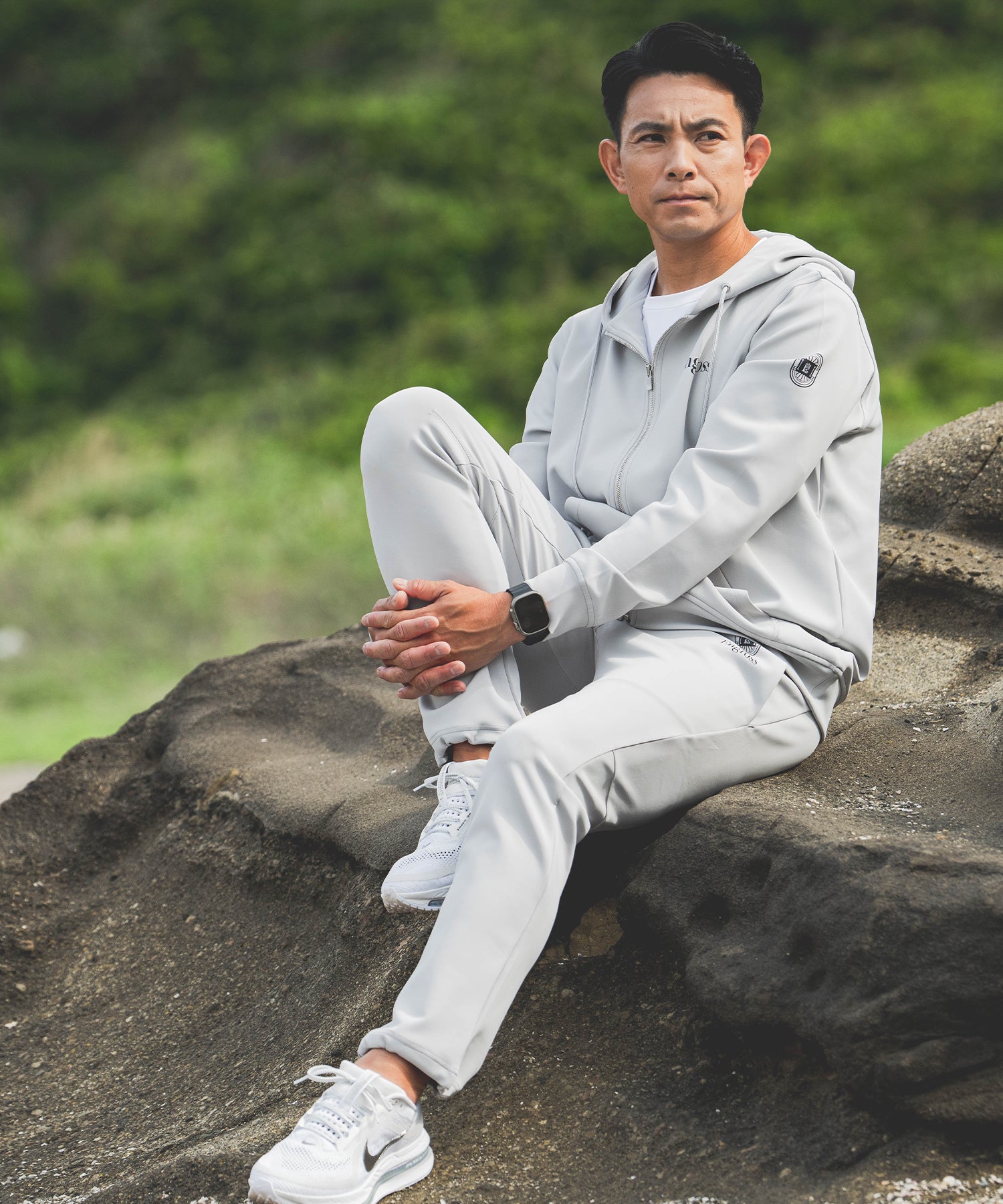 アスレジャーブランド Engross（エングロス）のLightweight Long Pants（ライトウェイトロングパンツ）グレー モデル着用イメージ