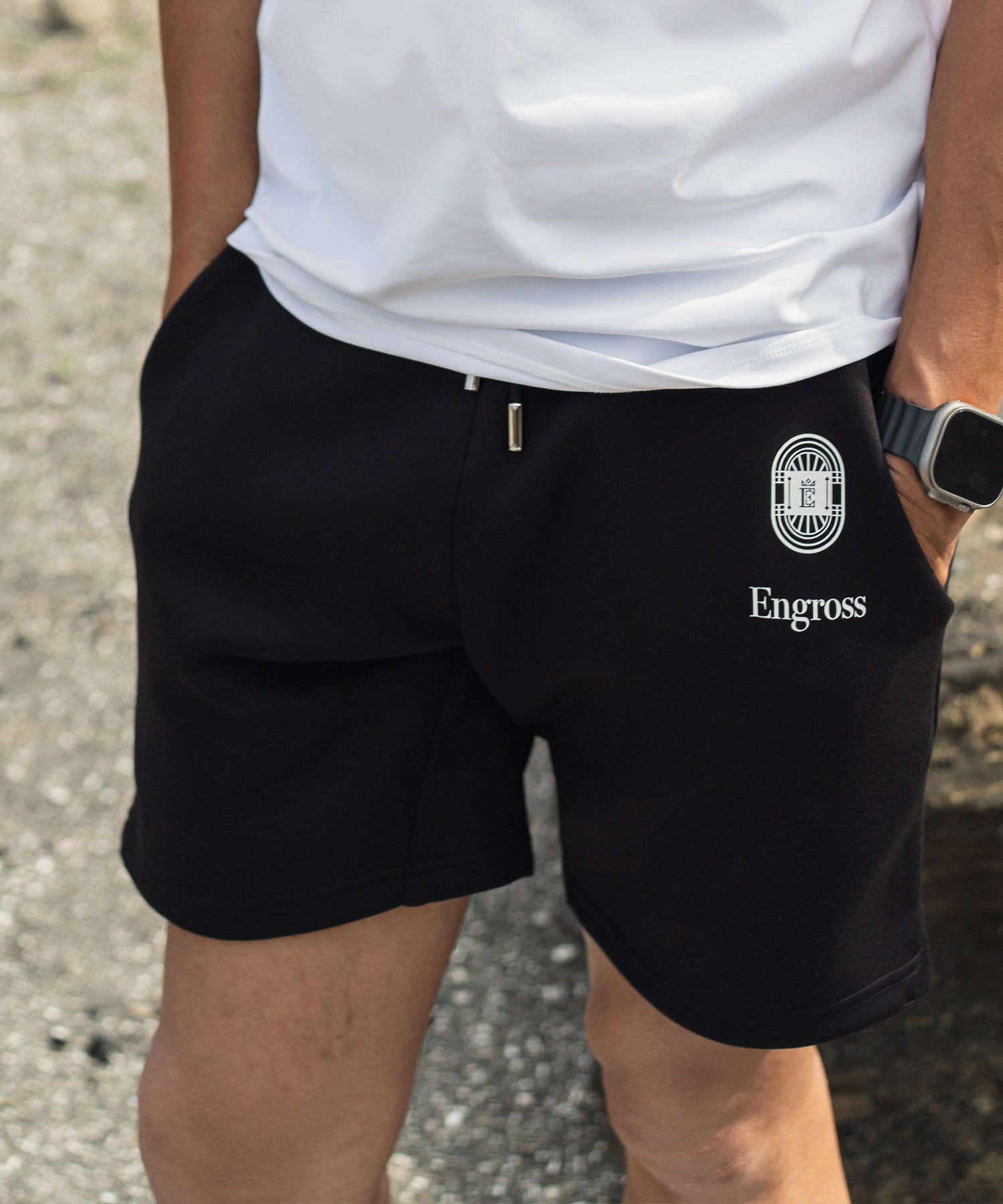 アスレジャーブランド Engross（エングロス）のLogo Half Pants（ロゴハーフパンツ）ブラック モデル着用イメージ