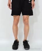 アスレジャーブランド Engross（エングロス）のLogo Half Pants（ロゴハーフパンツ）ブラック モデル着用イメージ