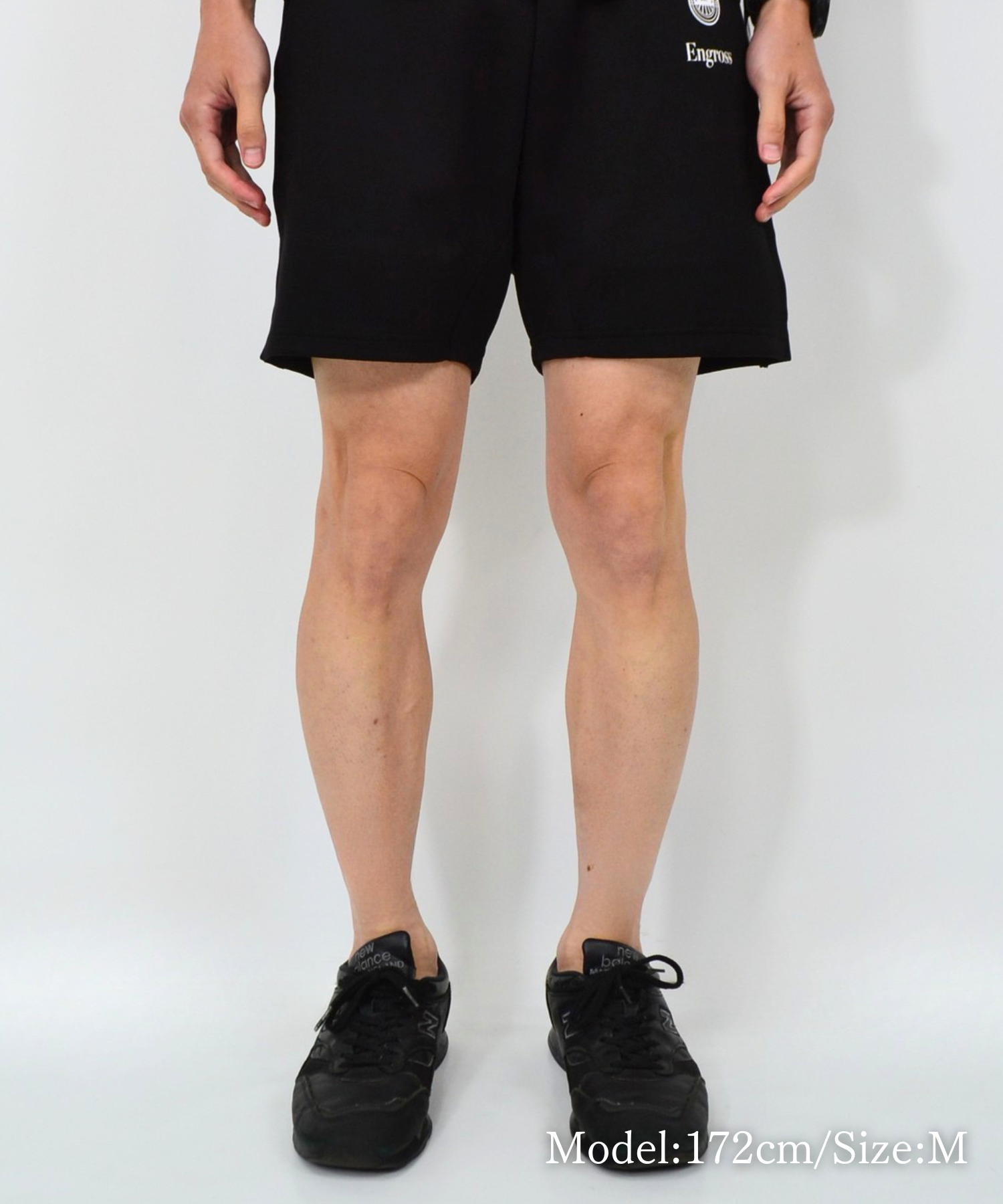 アスレジャーブランド Engross（エングロス）のLogo Half Pants（ロゴハーフパンツ）ブラック モデル着用イメージ