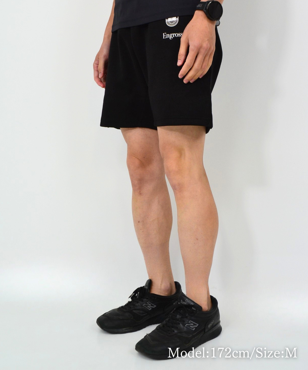 アスレジャーブランド Engross（エングロス）のLogo Half Pants（ロゴハーフパンツ）ブラック モデル着用イメージ