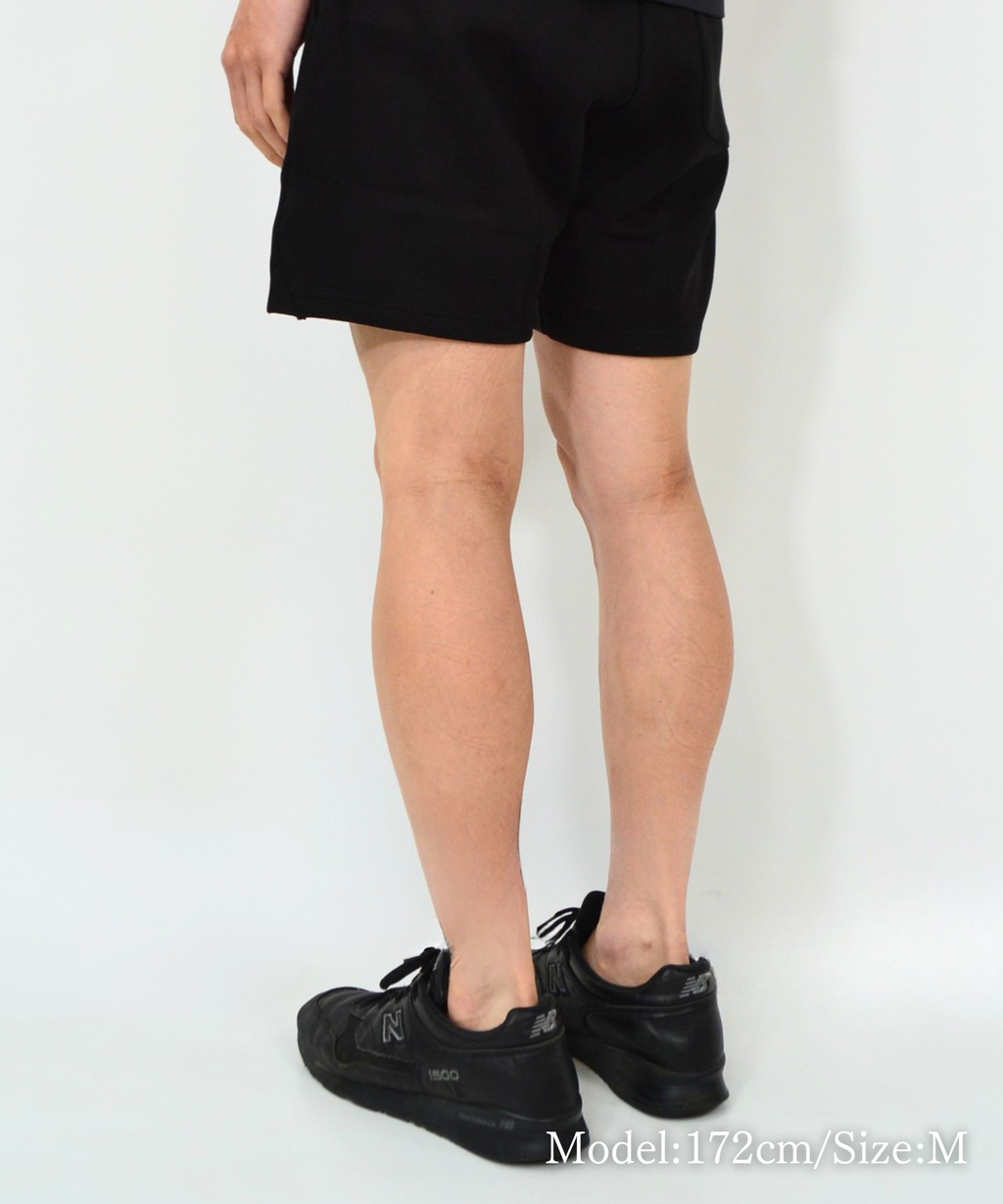 アスレジャーブランド Engross（エングロス）のLogo Half Pants（ロゴハーフパンツ）ブラック モデル着用イメージ
