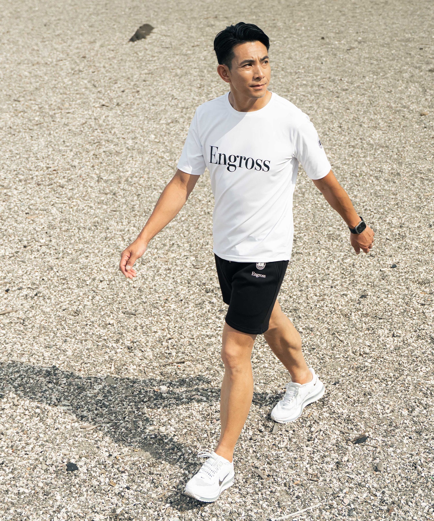 アスレジャーブランド Engross（エングロス）のLogo Half Pants（ロゴハーフパンツ）ブラック モデル着用イメージ
