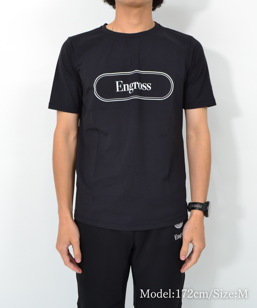 アスレジャーブランド Engross（エングロス）のTrack Logo T-shirt（トラックロゴTシャツ）ブラック モデル着用イメージ