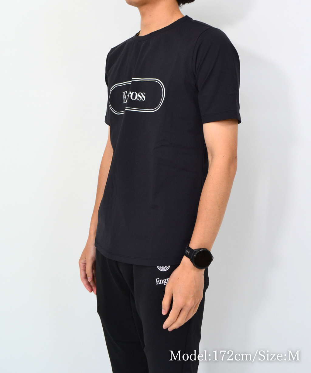 アスレジャーブランド Engross（エングロス）のTrack Logo T-shirt（トラックロゴTシャツ）ブラック モデル着用イメージ