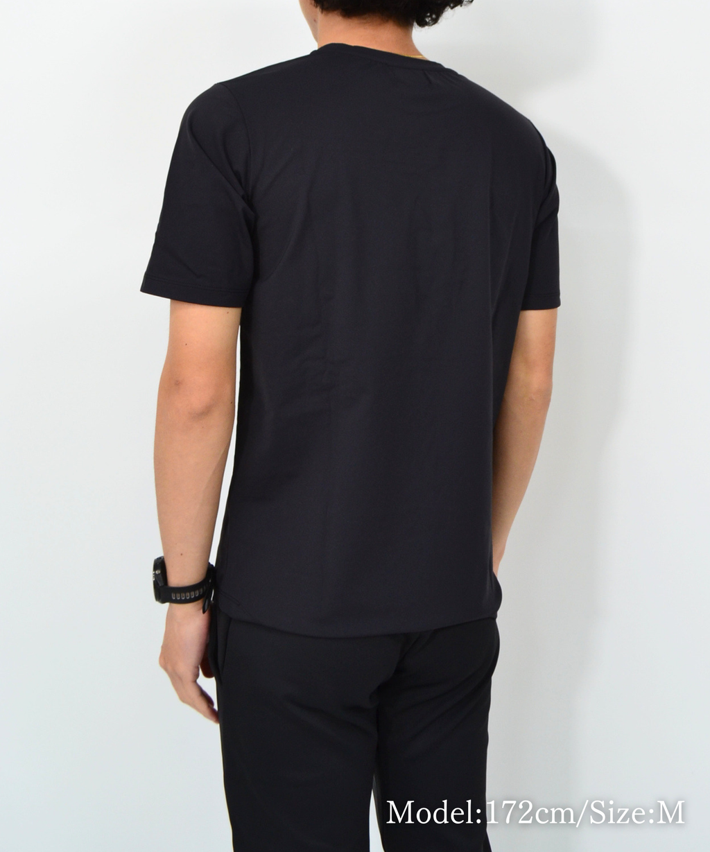 アスレジャーブランド Engross（エングロス）のTrack Logo T-shirt（トラックロゴTシャツ）ブラック モデル着用イメージ