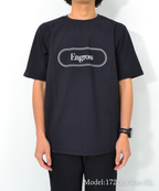 アスレジャーブランド Engross（エングロス）のTrack Logo T-shirt（トラックロゴTシャツ）ブラック モデル着用イメージ