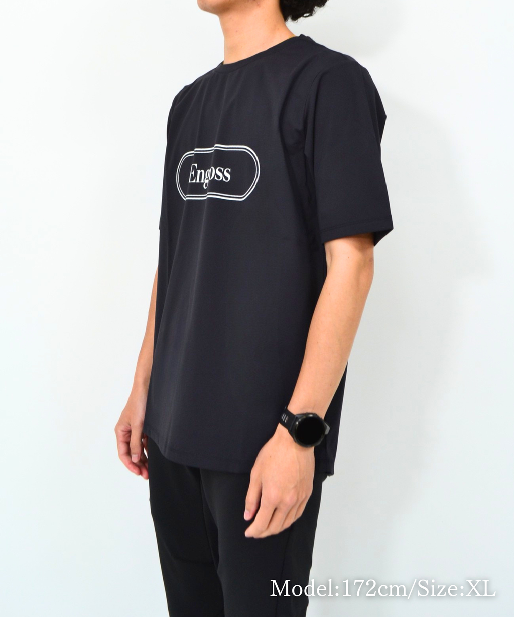 アスレジャーブランド Engross（エングロス）のTrack Logo T-shirt（トラックロゴTシャツ）ブラック モデル着用イメージ
