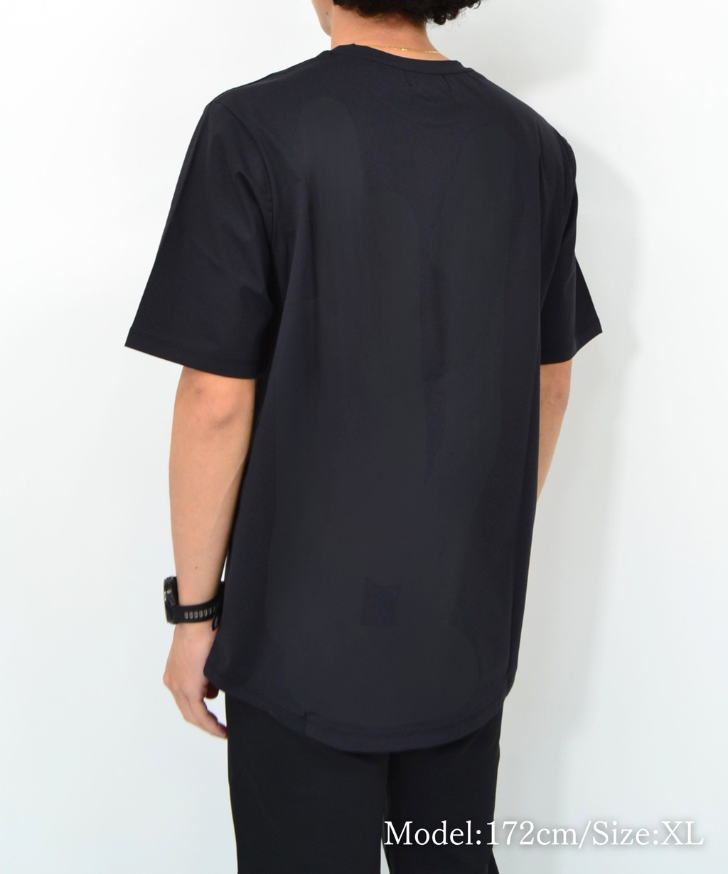 アスレジャーブランド Engross（エングロス）のTrack Logo T-shirt（トラックロゴTシャツ）ブラック モデル着用イメージ