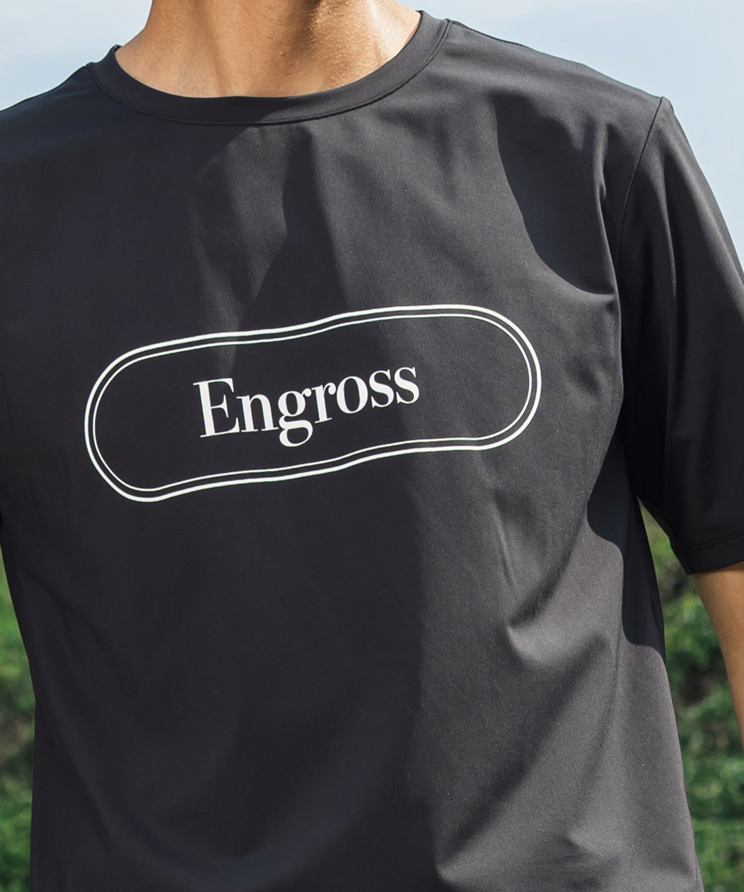 アスレジャーブランド Engross（エングロス）のTrack Logo T-shirt（トラックロゴTシャツ）ブラック モデル着用イメージ