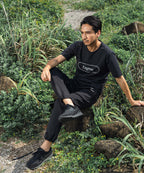 アスレジャーブランド Engross（エングロス）のTrack Logo T-shirt（トラックロゴTシャツ）ブラック モデル着用イメージ