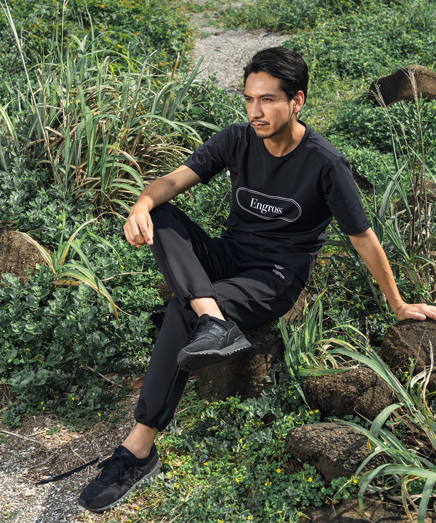 アスレジャーブランド Engross（エングロス）のTrack Logo T-shirt（トラックロゴTシャツ）ブラック モデル着用イメージ