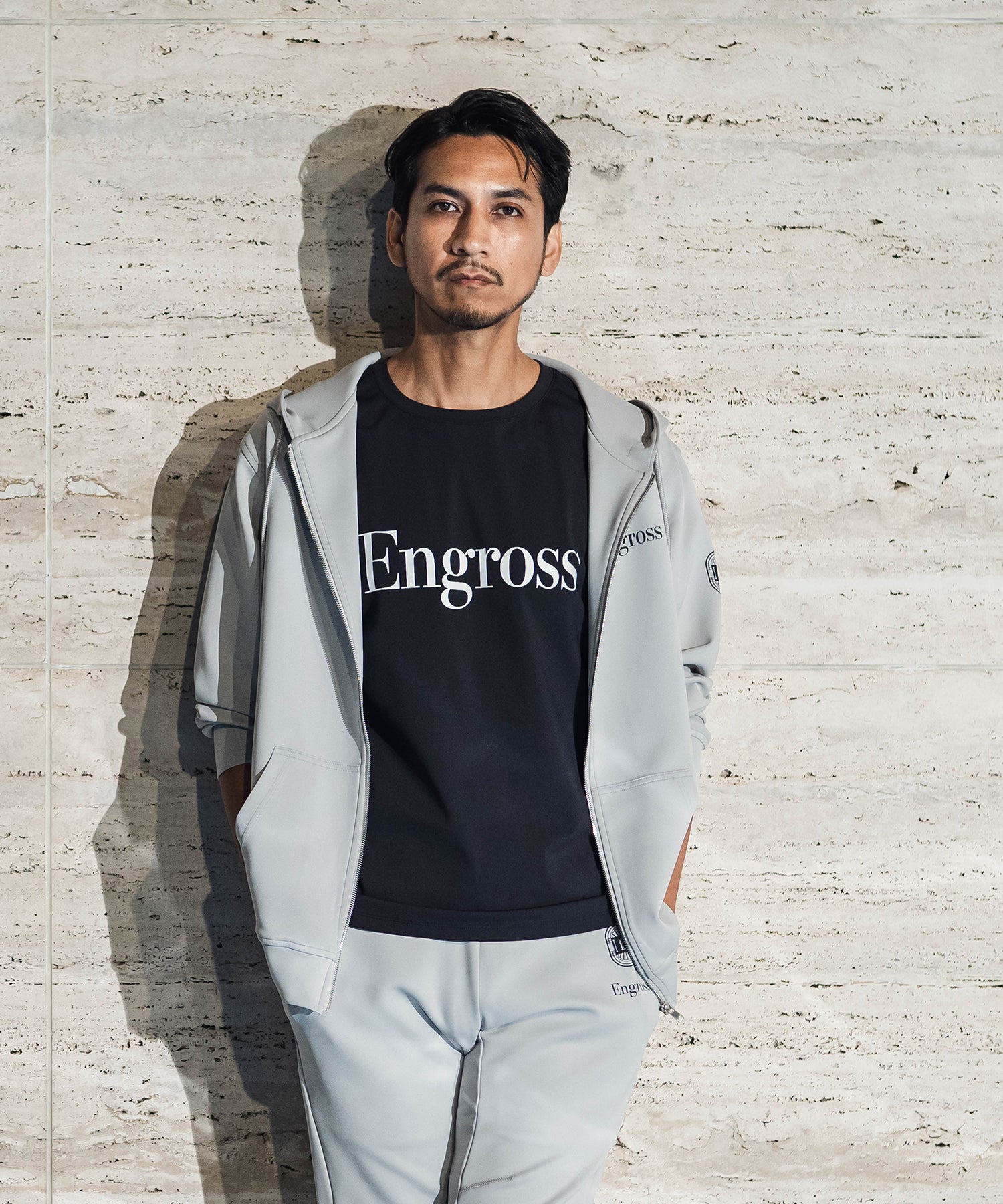 アスレジャーブランド Engross（エングロス）のDouble Logo T-shirt（ダブルロゴTシャツ）ブラック モデル着用イメージ