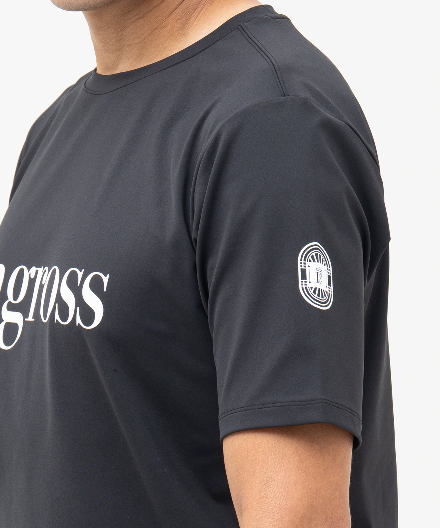 アスレジャーブランド Engross（エングロス）のDouble Logo T-shirt（ダブルロゴTシャツ）ブラック モデル着用イメージ