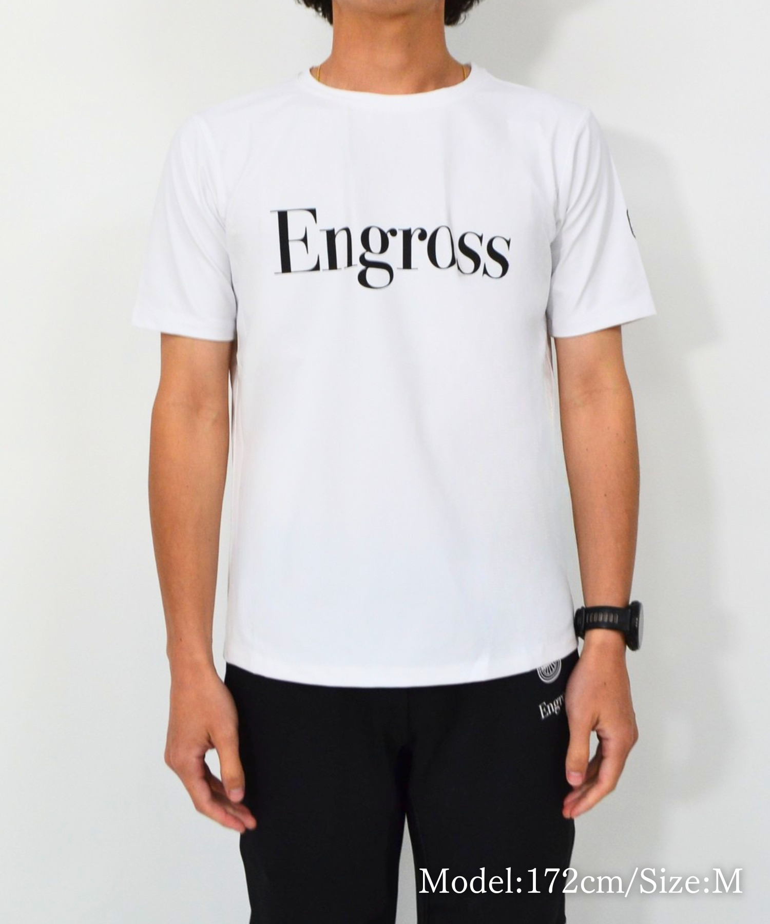 アスレジャーブランド Engross（エングロス）のDouble Logo T-shirt（ダブルロゴTシャツ）ホワイト モデル着用イメージ