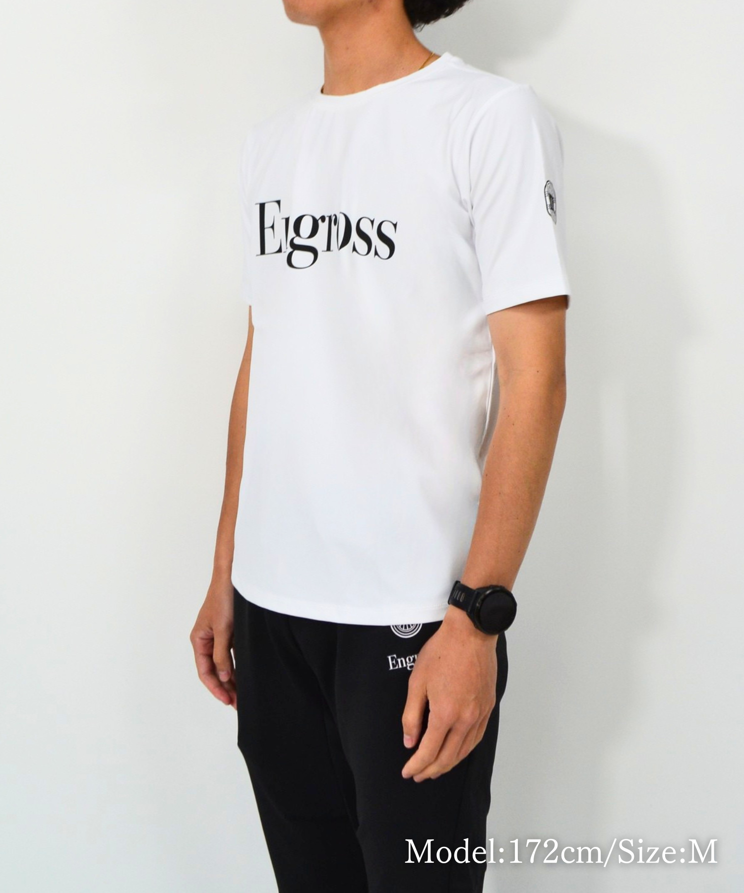 アスレジャーブランド Engross（エングロス）のDouble Logo T-shirt（ダブルロゴTシャツ）ホワイト モデル着用イメージ