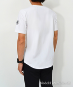 アスレジャーブランド Engross（エングロス）のDouble Logo T-shirt（ダブルロゴTシャツ）ホワイト モデル着用イメージ