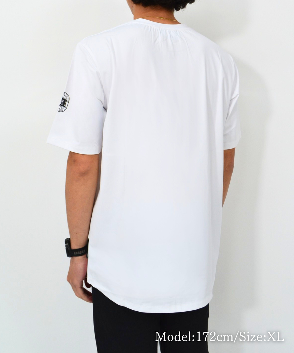 アスレジャーブランド Engross（エングロス）のDouble Logo T-shirt（ダブルロゴTシャツ）ホワイト モデル着用イメージ