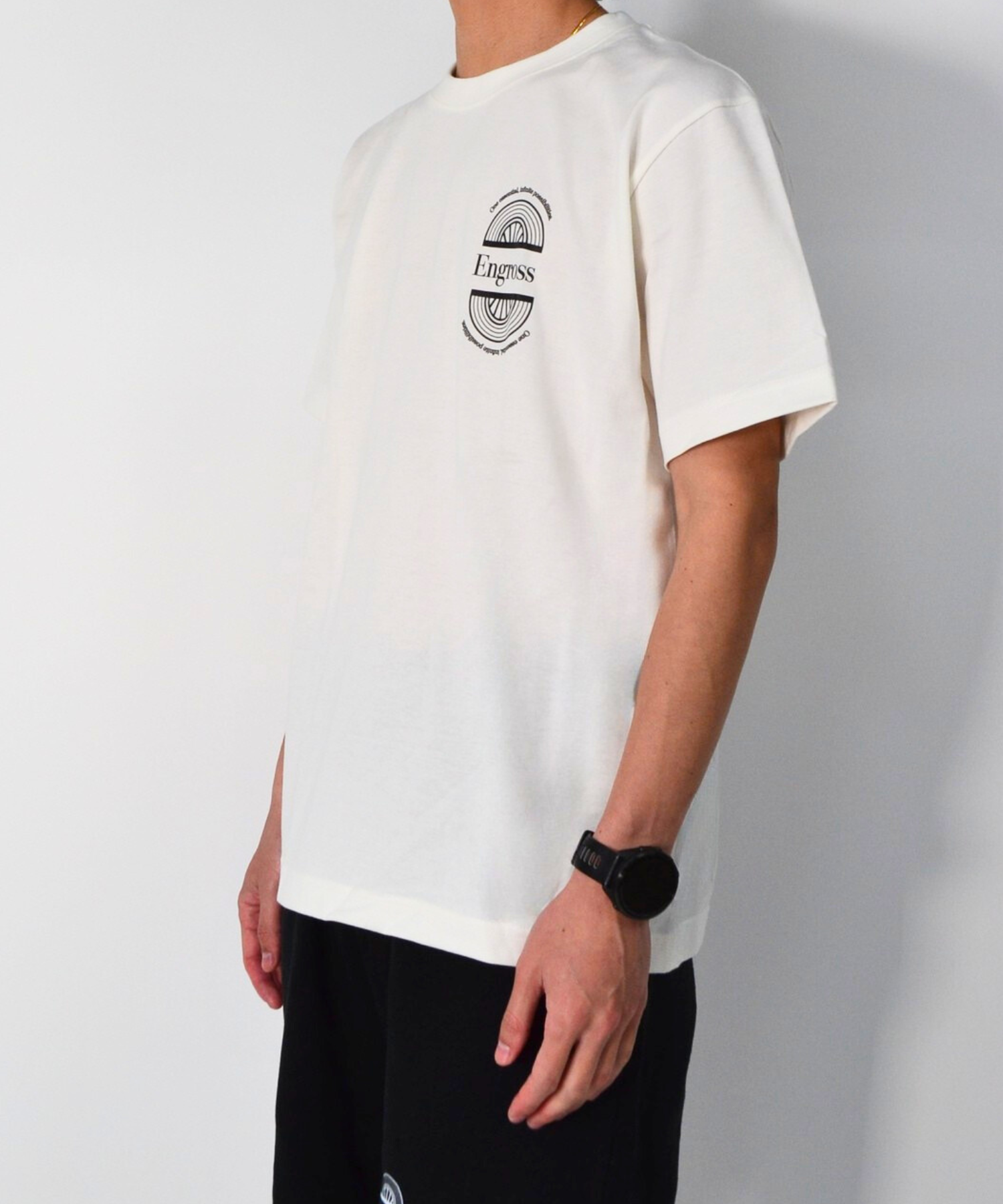 アスレジャーブランド Engross（エングロス）のJapanese Crafted Cotton T-shirt（日本製コットンTシャツ）ホワイト モデル着用イメージ