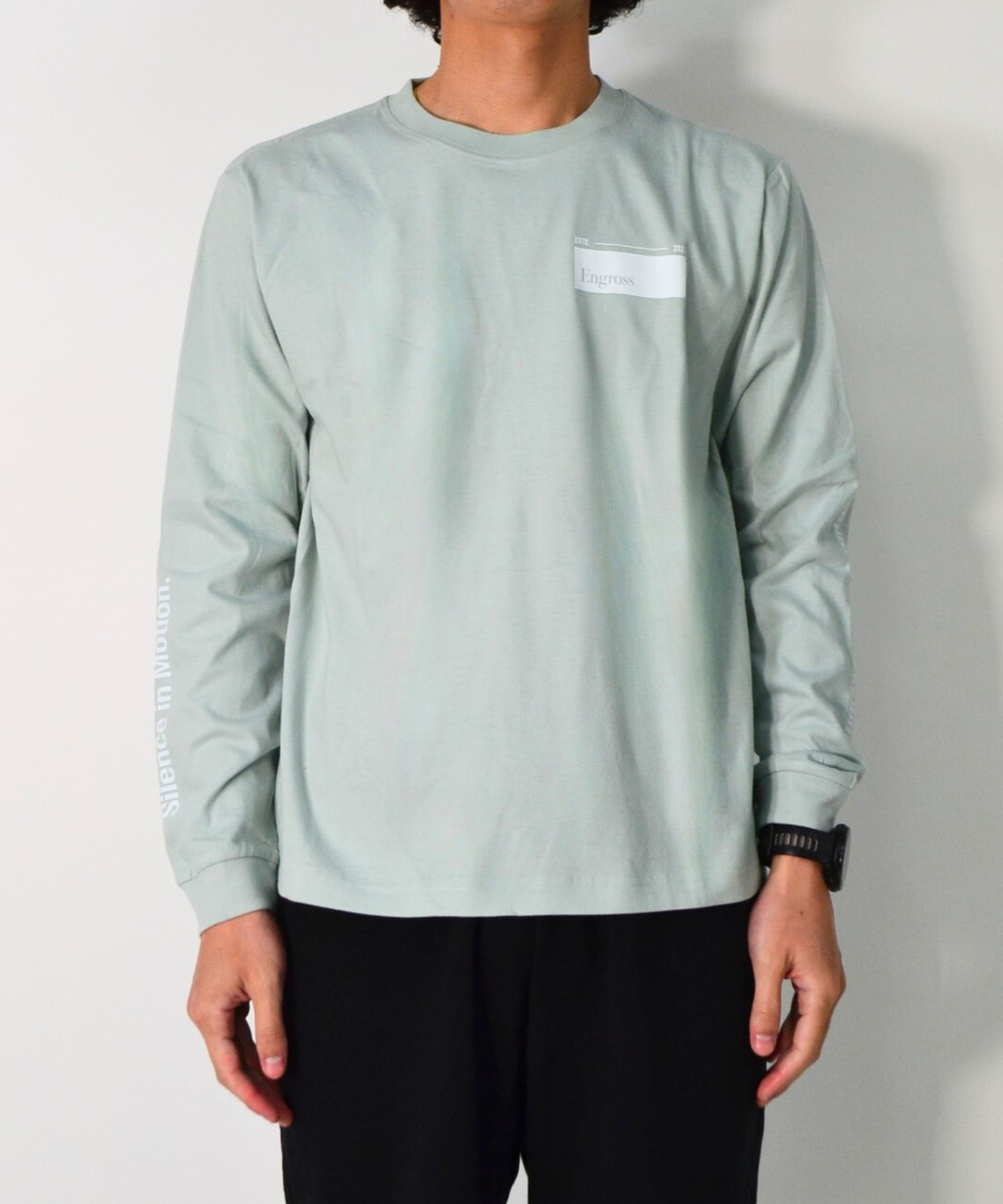 アスレジャーブランド Engross（エングロス）のOrganic Cotton Long Sleeve T-shirt（オーガニックコットンロングスリーブTシャツ）ライトグリーン モデル着用イメージ