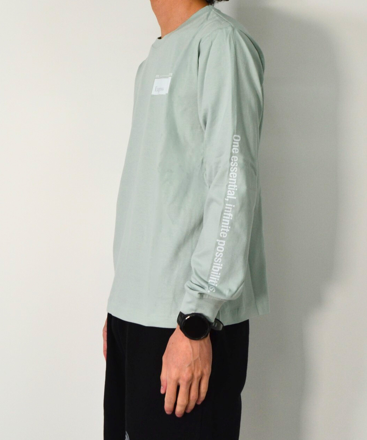 アスレジャーブランド Engross（エングロス）のOrganic Cotton Long Sleeve T-shirt（オーガニックコットンロングスリーブTシャツ）ライトグリーン モデル着用イメージ