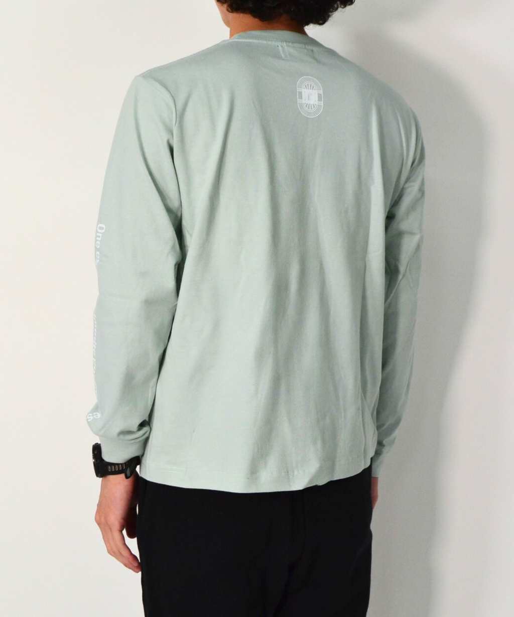 アスレジャーブランド Engross（エングロス）のOrganic Cotton Long Sleeve T-shirt（オーガニックコットンロングスリーブTシャツ）ライトグリーン モデル着用イメージ