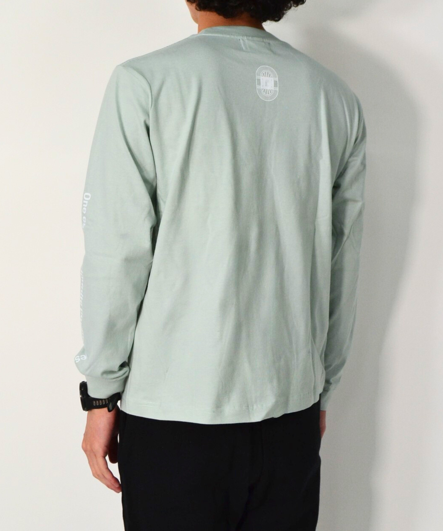 アスレジャーブランド Engross（エングロス）のOrganic Cotton Long Sleeve T-shirt（オーガニックコットンロングスリーブTシャツ）ライトグリーン モデル着用イメージ