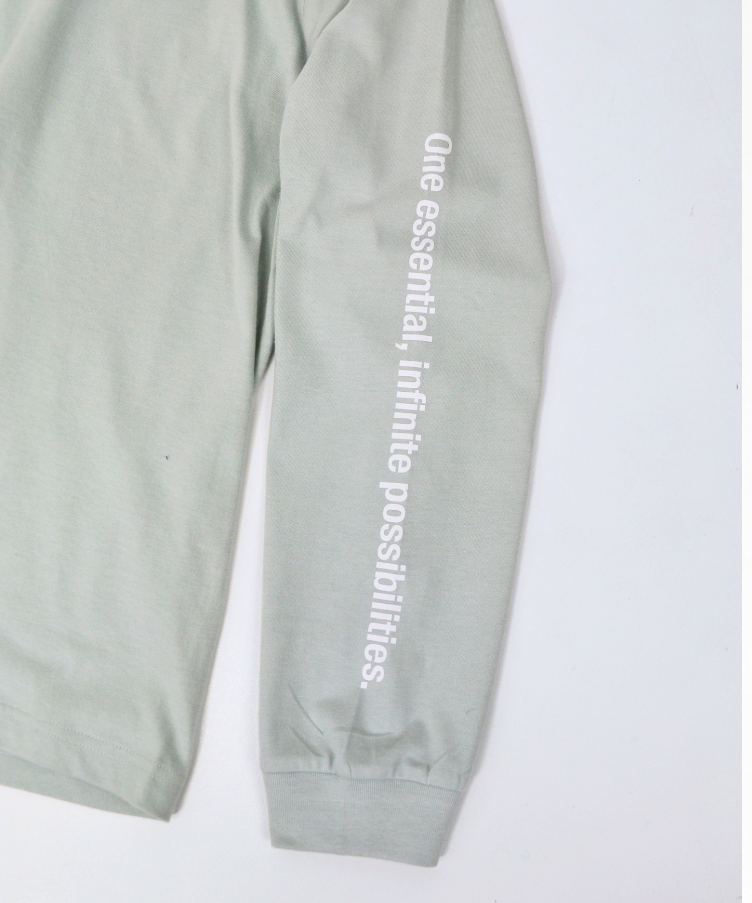 アスレジャーブランド Engross（エングロス）のOrganic Cotton Long Sleeve T-shirt（オーガニックコットンロングスリーブTシャツ）ライトグリーン 袖プリント