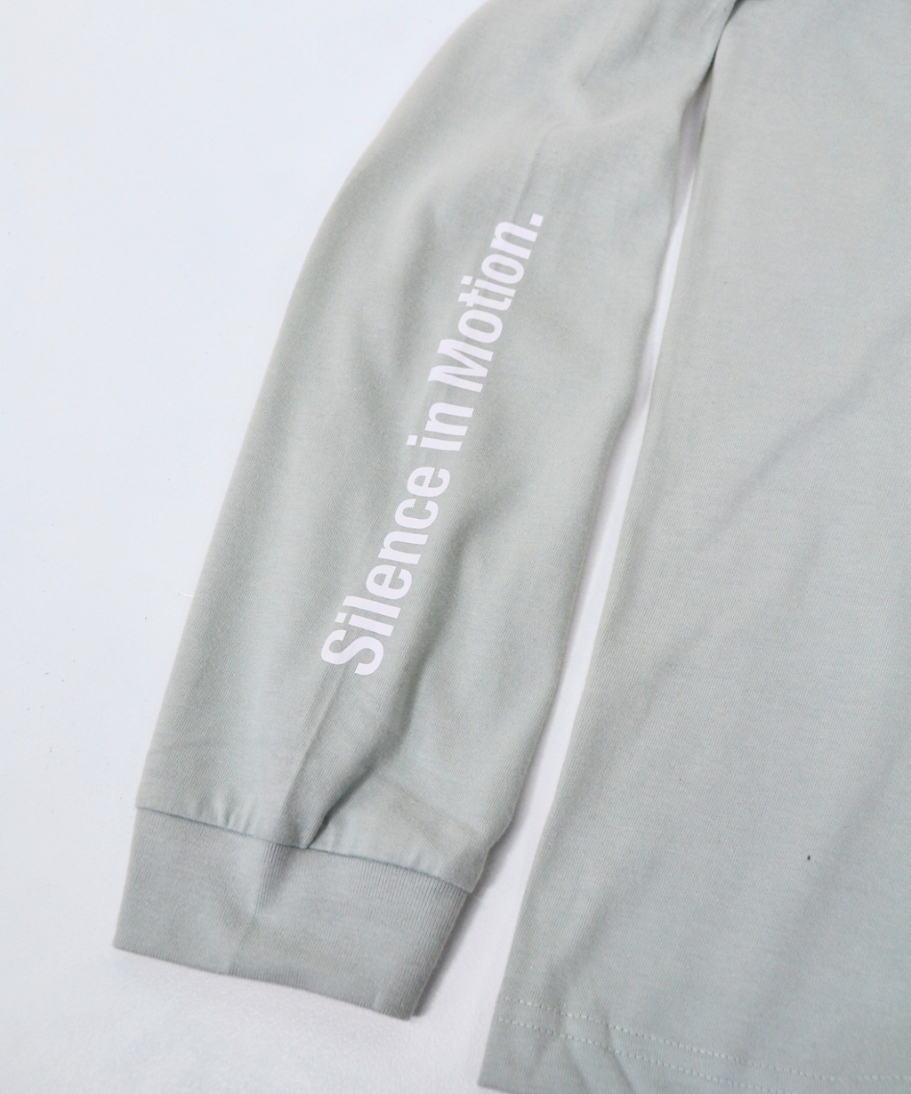 アスレジャーブランド Engross（エングロス）のOrganic Cotton Long Sleeve T-shirt（オーガニックコットンロングスリーブTシャツ）ライトグリーン 袖プリント